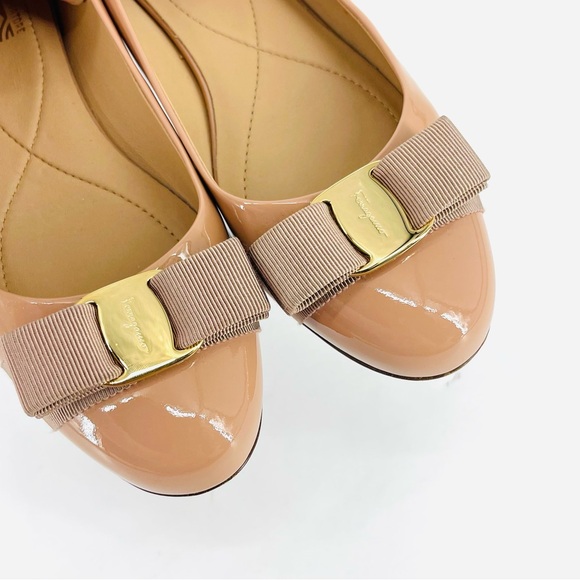 Salvatore Ferragamo Varina Patent Leather Flats 8 Nude Beige Gold Bow Preppy - Picture 9 of 16
